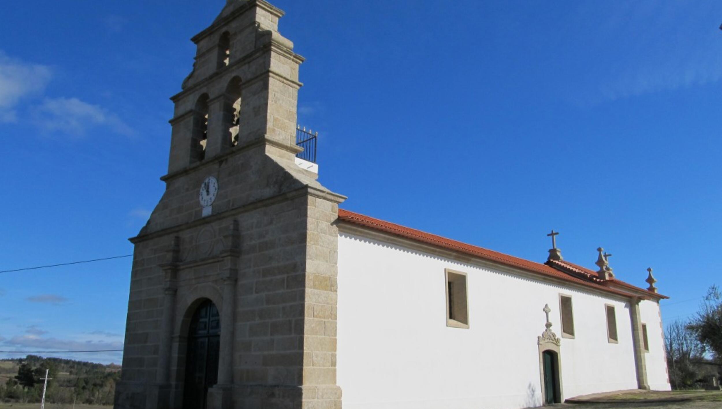 Igreja Paroquial de Caçarelhos, adro e escadaria de acesso