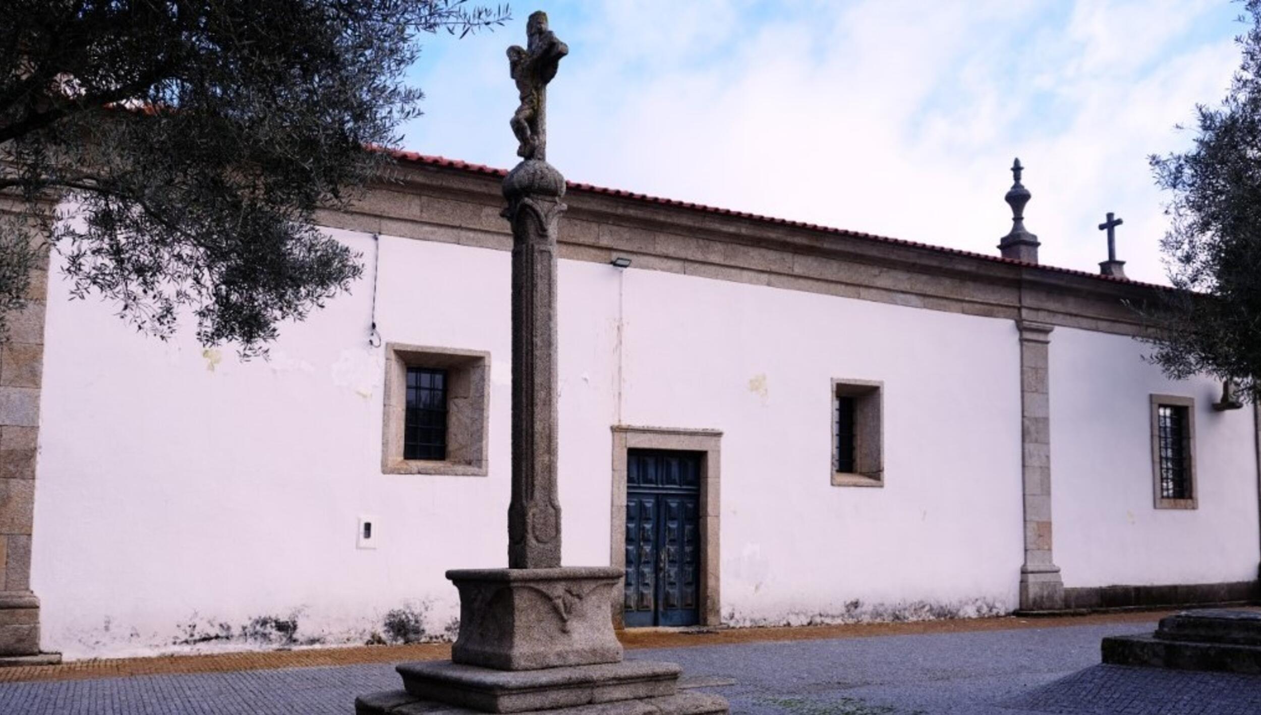Alçado lateral e Cruzeiro no adro da igreja de Carragosa
